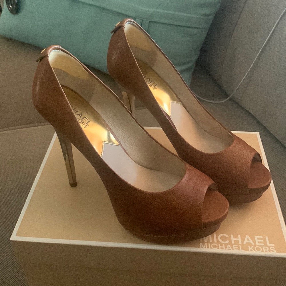 Michael Kors Josie peep 7.5leather platform heels luggage color in original box